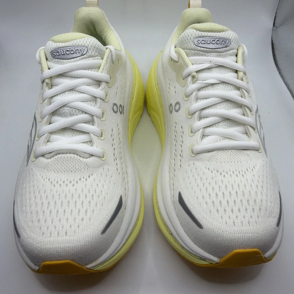 Saucony Women's Hurricane 25 Shoes. Ivory/Tender Size 7 New.